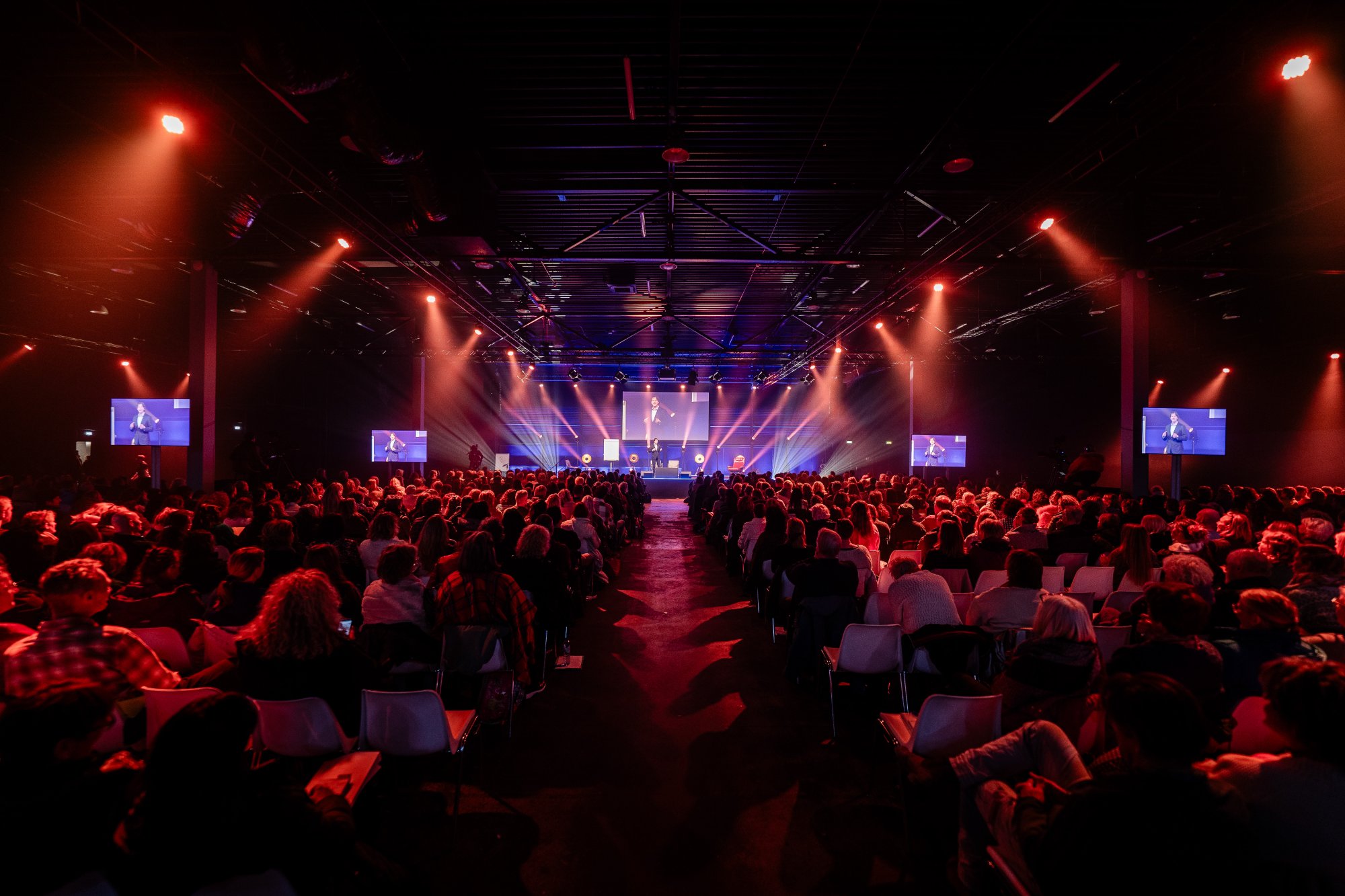 HIN Event — grote zaal rode belichting